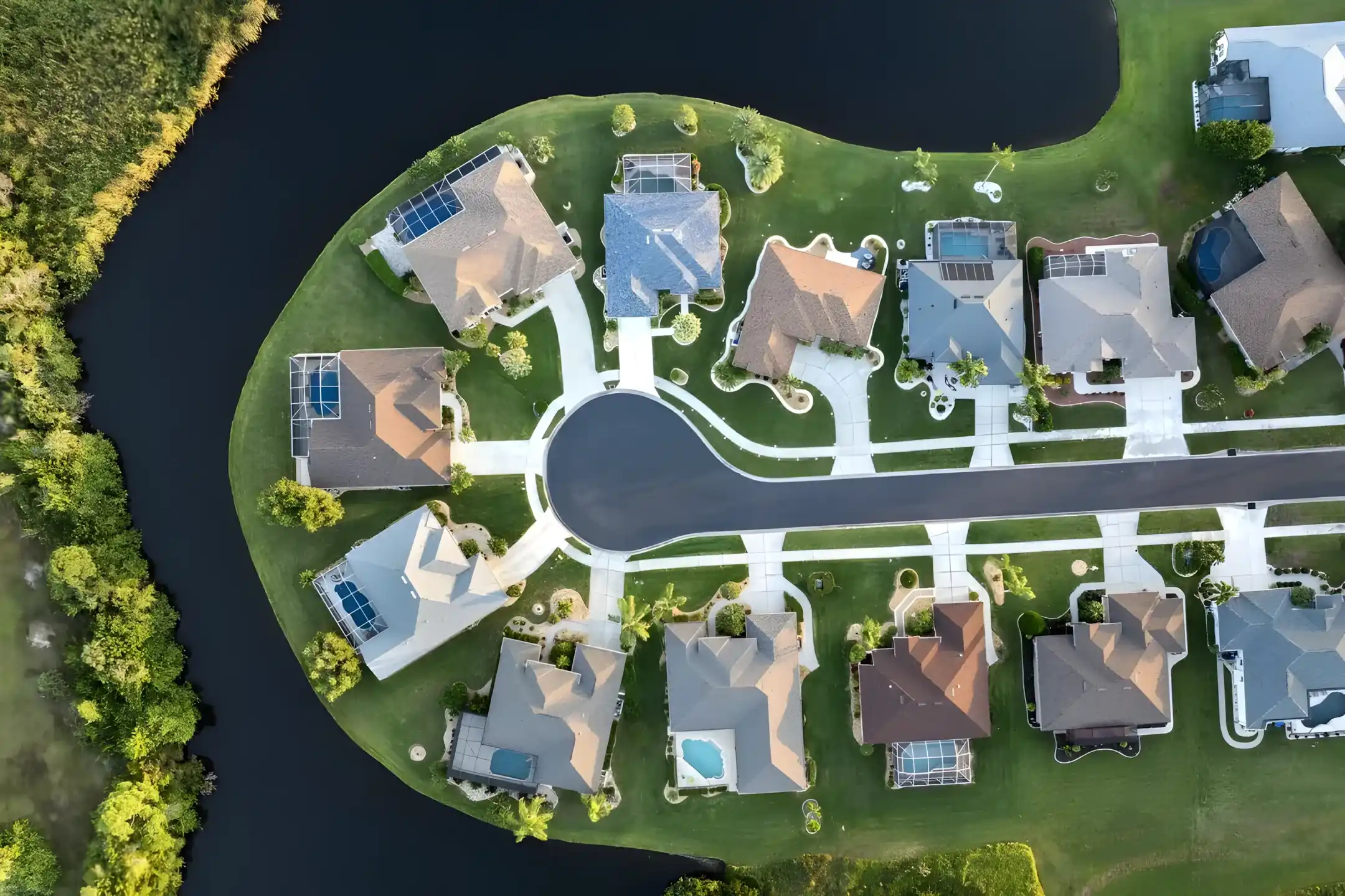 Landscaped common area in a Tampa HOA community